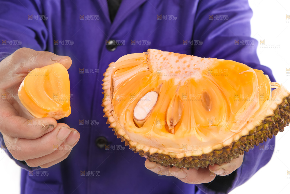 手里拿着红心菠萝蜜