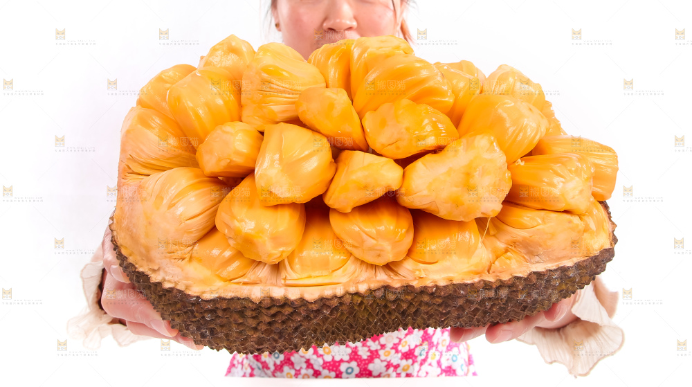 手里捧着泰国红肉菠萝蜜