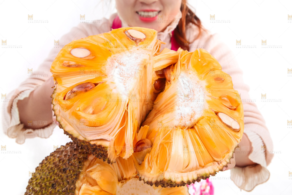 手里捧着红心菠萝蜜