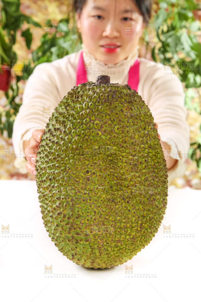 手里抱着菠萝蜜