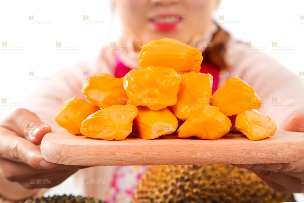 木板上放着菠萝蜜果肉