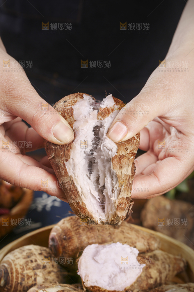 手里拿着熟的小芋头