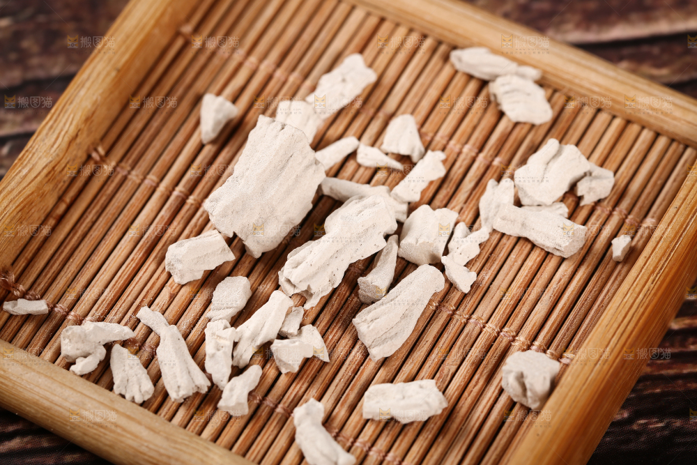 竹垫上放着葛根粉