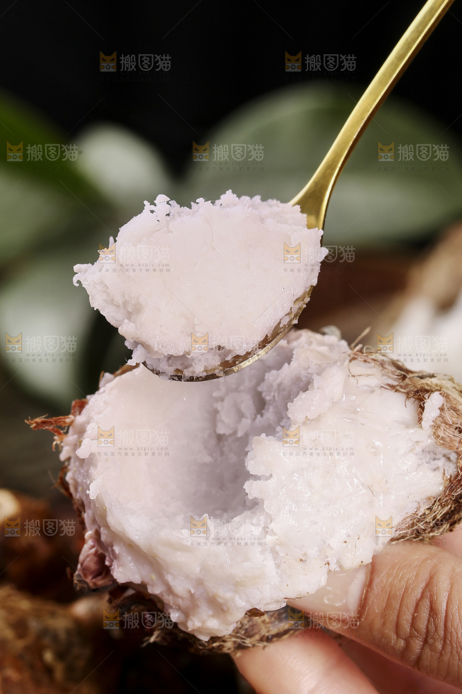 勺子上舀着芋头