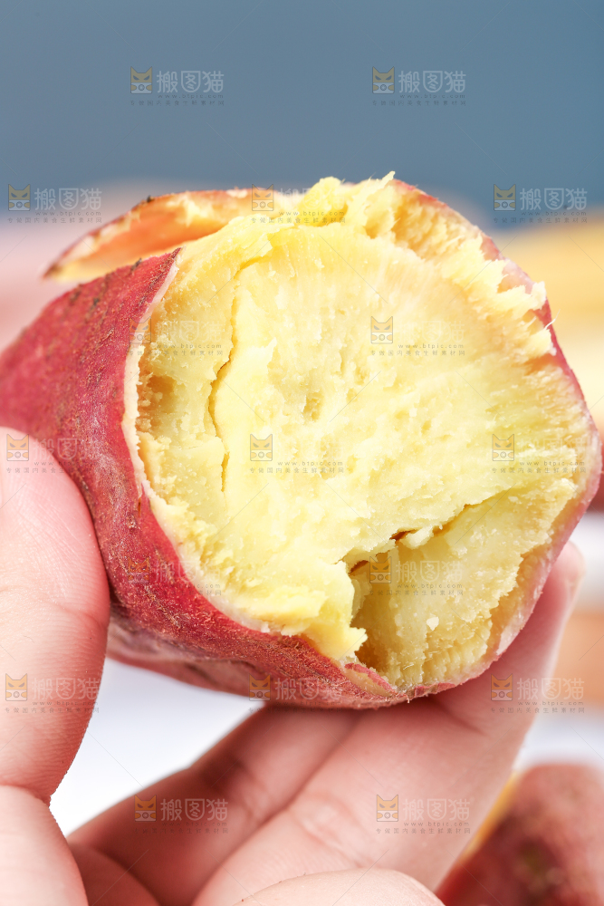 手里拿着板栗薯