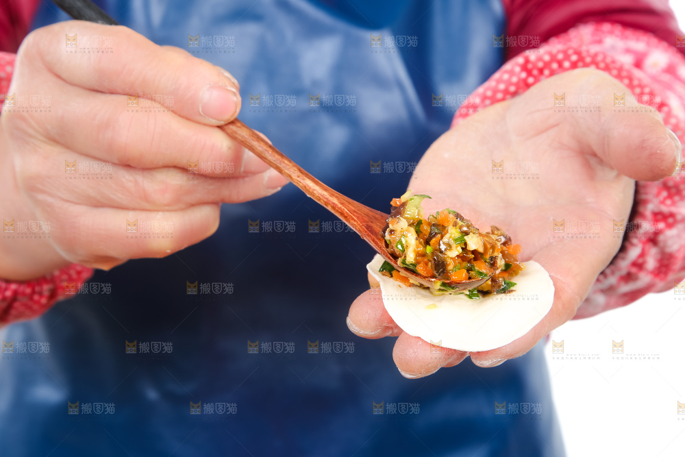 手里包着三鲜饺子