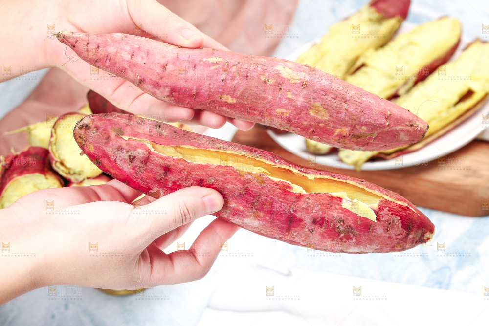 手里拿着板栗薯