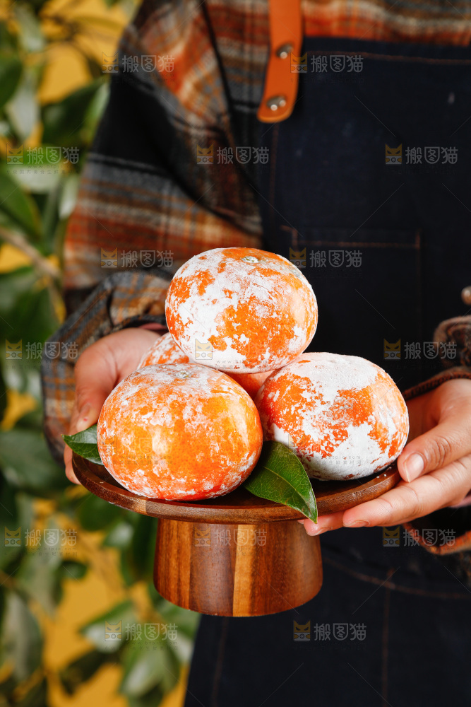 手里端着一盘茂谷柑