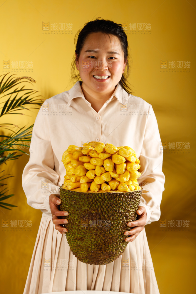 手里抱着海南黄肉菠萝蜜