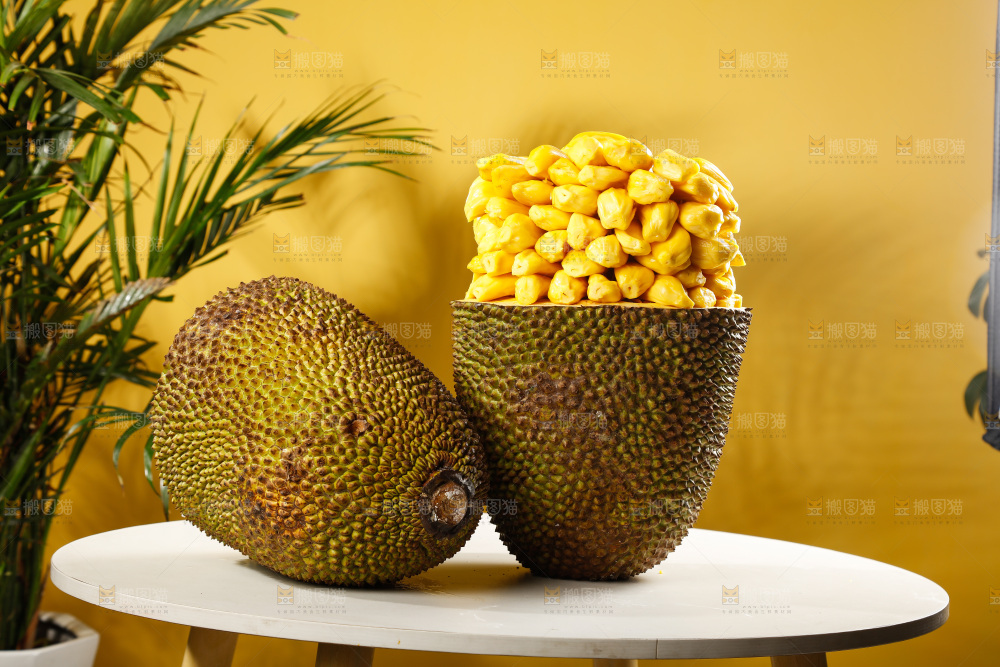 桌子上摆放着黄心菠萝蜜