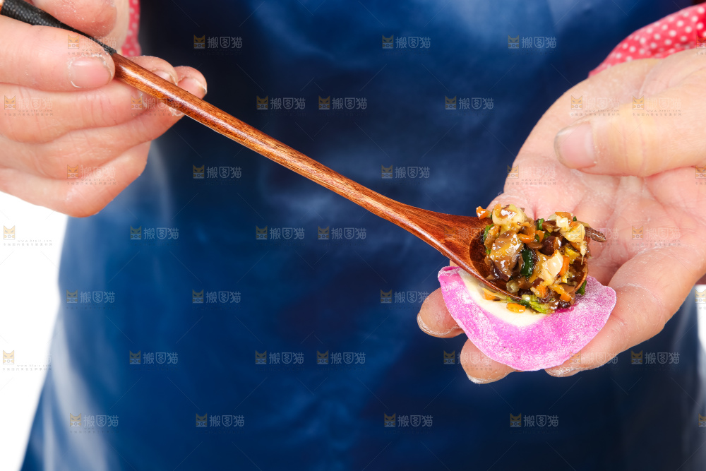 手里包着三鲜饺子