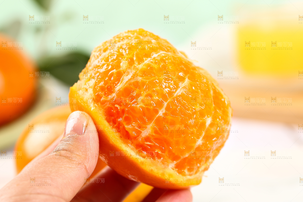 手里拿着沃柑