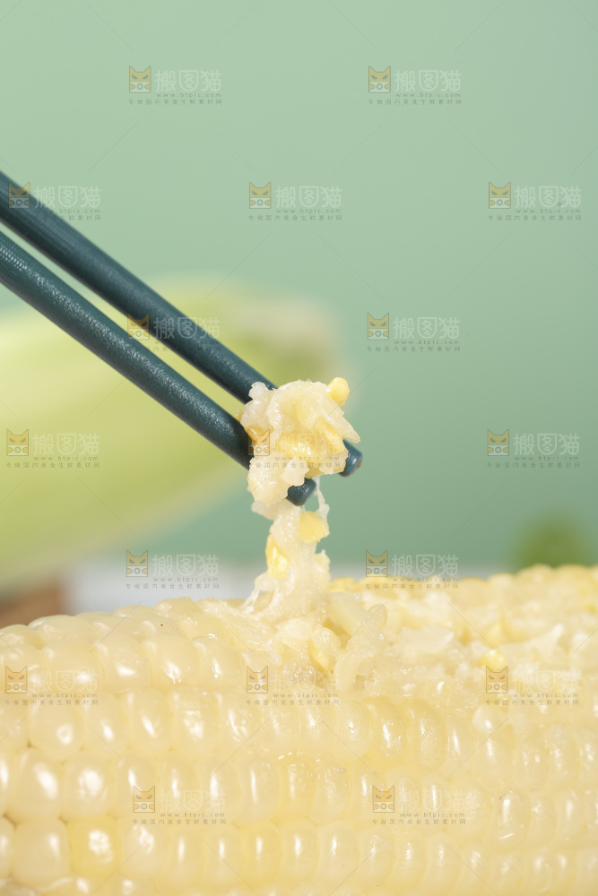 筷子上夹着糯玉米粒