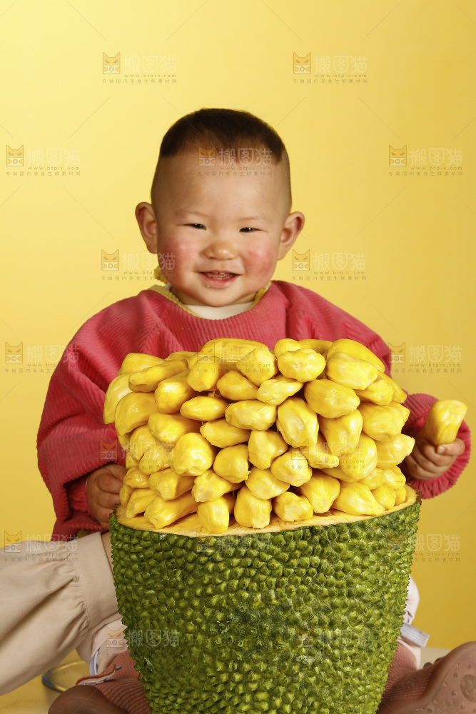 孩子吃着黄肉菠萝蜜