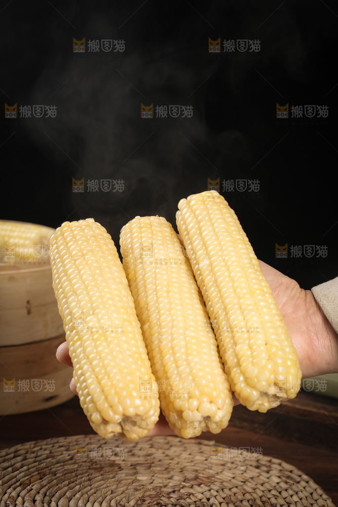 手里拿着甜糯玉米
