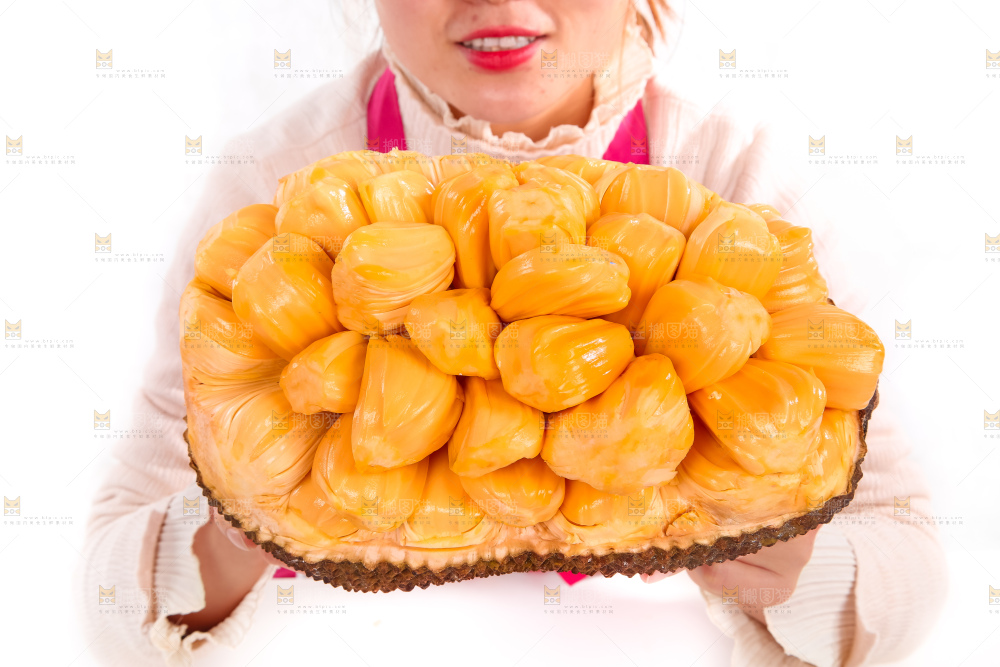 手里捧着泰国红肉菠萝蜜