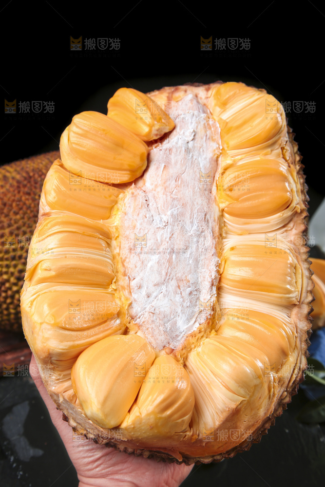 手里拿着红心菠萝蜜