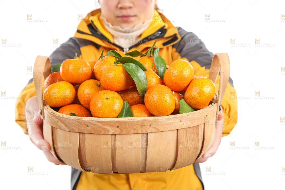 手里端着一篮砂糖橘