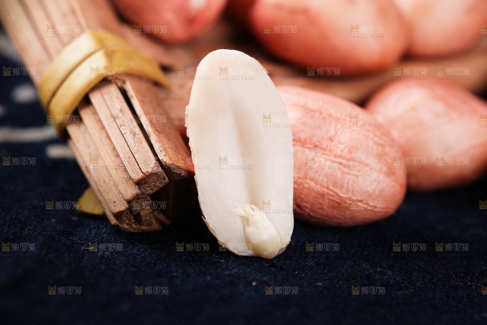 簸箕里装着生花生米