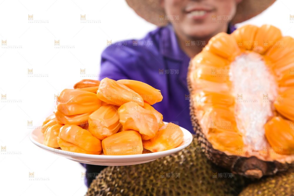 手里端着一盘菠萝蜜果肉