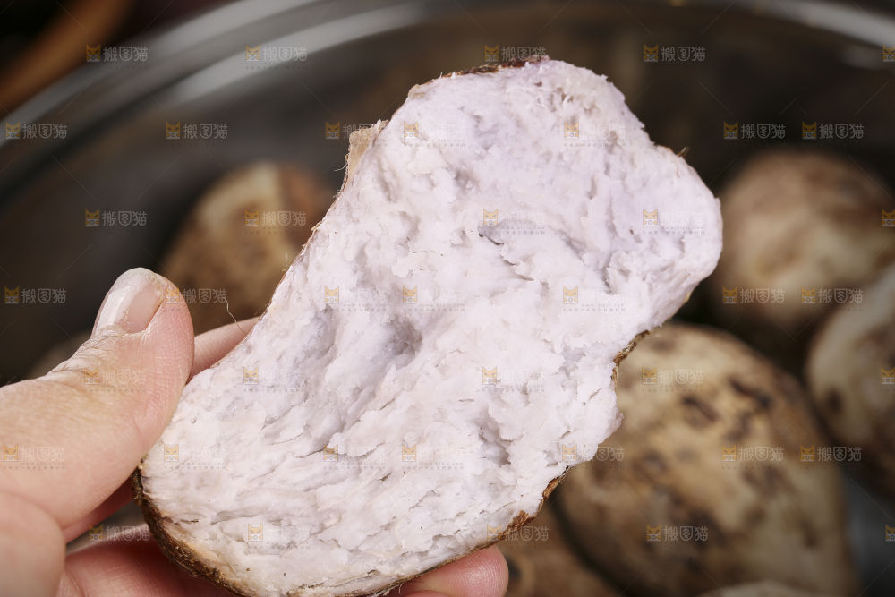 手里拿着蒸熟的小芋头