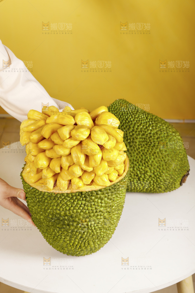 桌子上摆放着黄心菠萝蜜