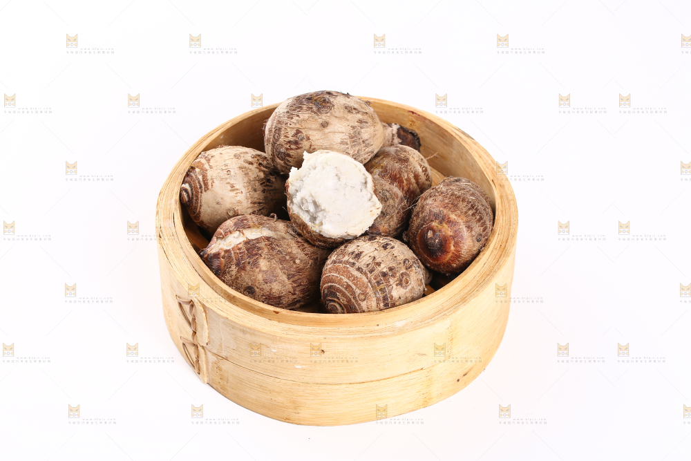 一笼蒸熟的红芽芋头