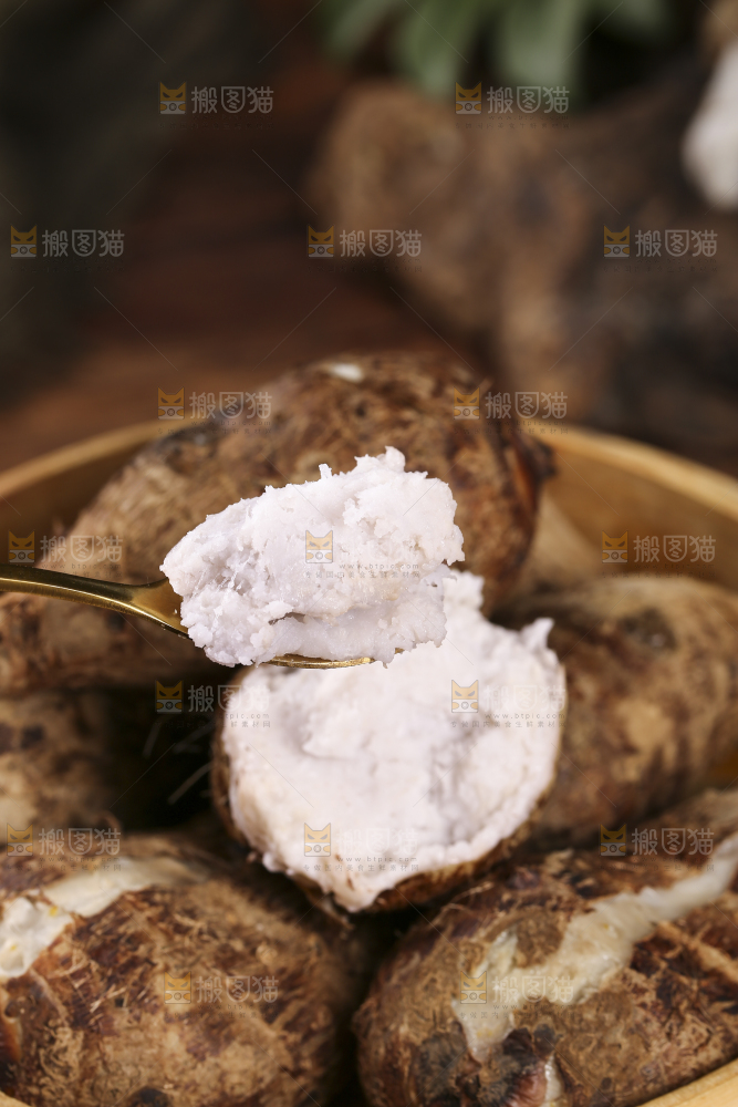 一笼蒸熟的红芽芋头