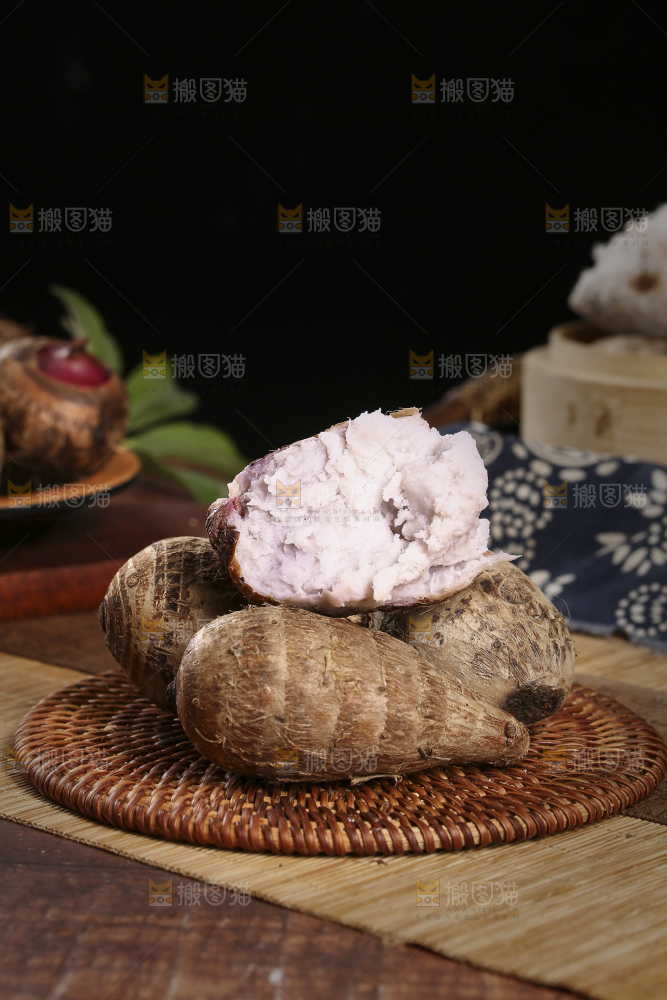 藤垫上放着蒸熟的红芽芋