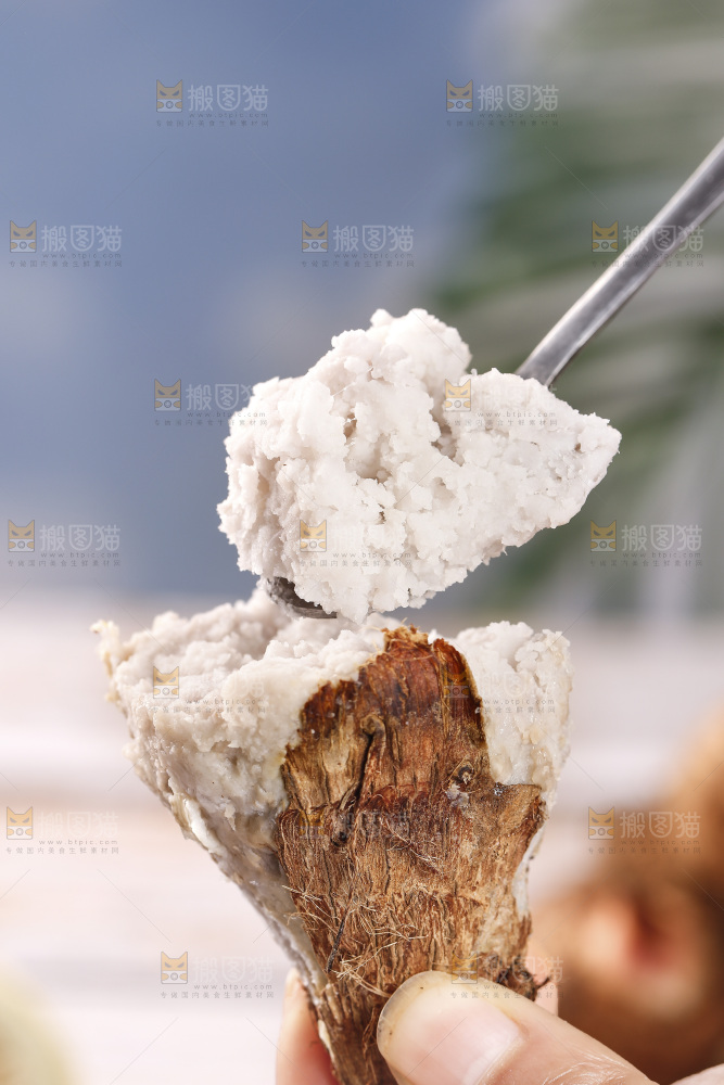 手里拿着蒸熟的小芋头
