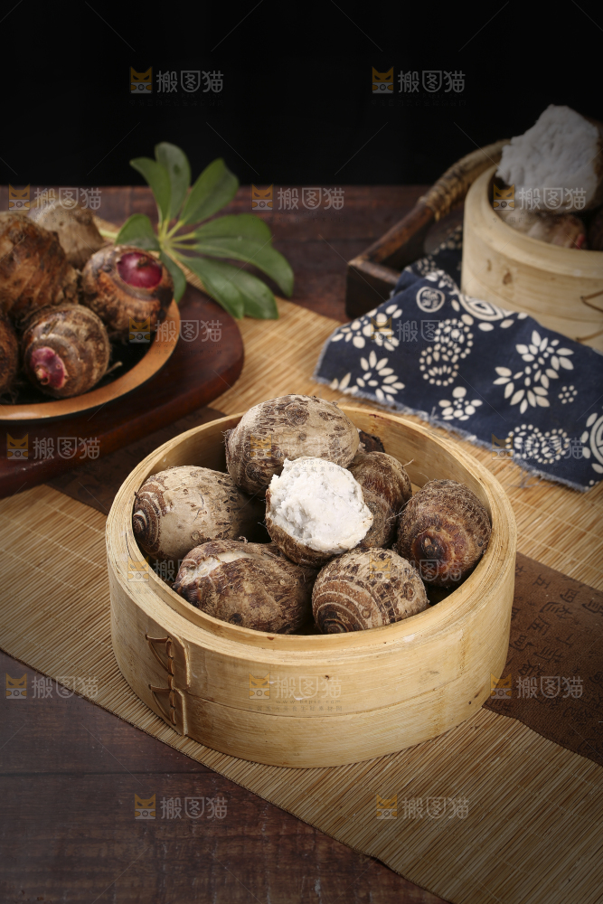 一笼蒸熟的红芽芋头