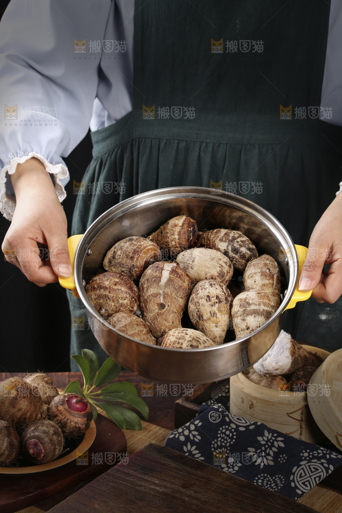 一笼蒸熟的红芽芋头