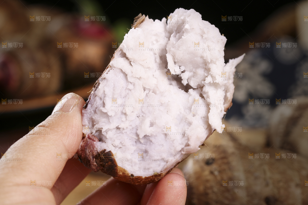 手里拿着蒸熟的芋头