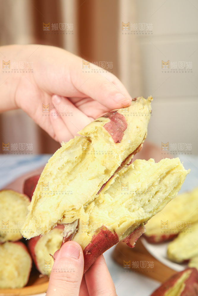 手里拿着板栗薯