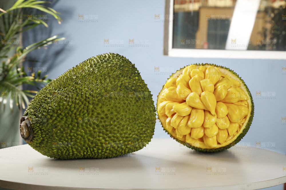 桌子上的黄心菠萝蜜