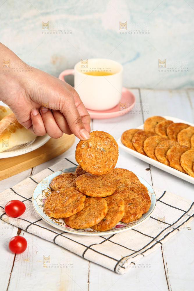 手里拿着鸡仔饼