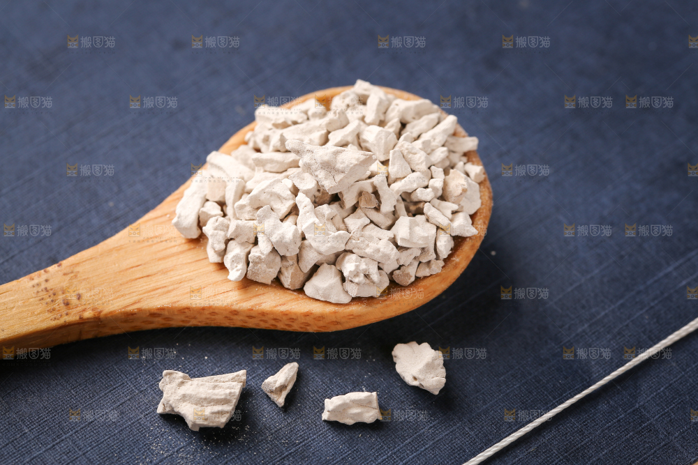 勺子上舀着野生葛根粉