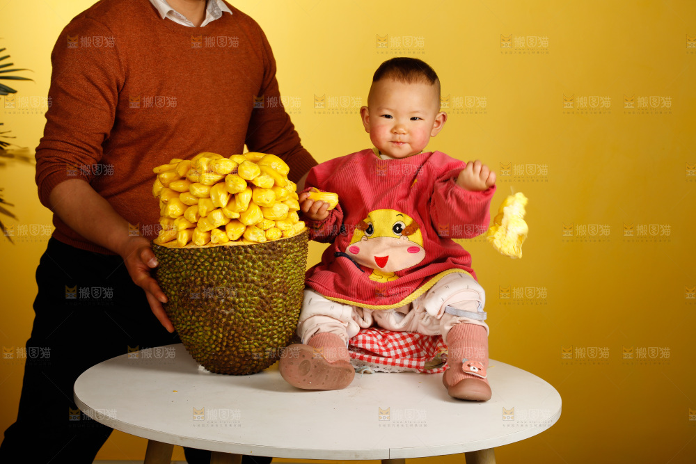 儿童和黄肉菠萝蜜