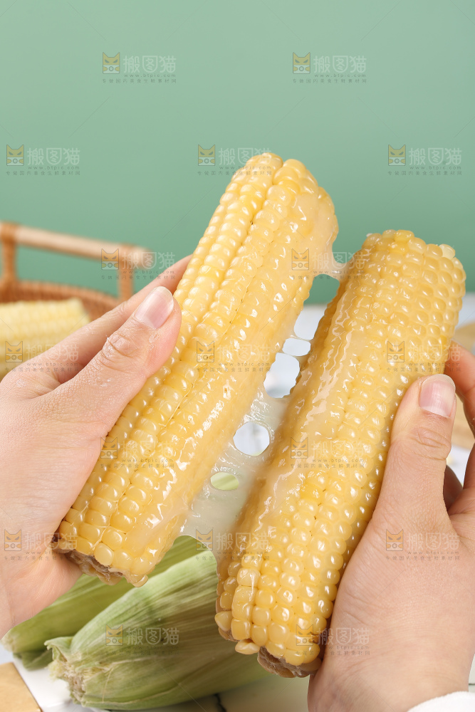 手里拿着白糯玉米