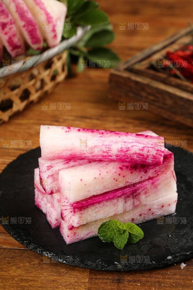 黑底上切块的冰激凌萝卜