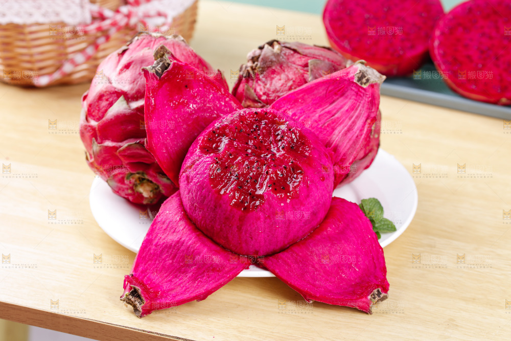 一盘红心火龙果