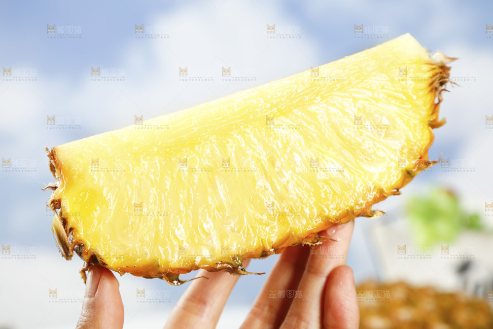 手里拿着菠萝