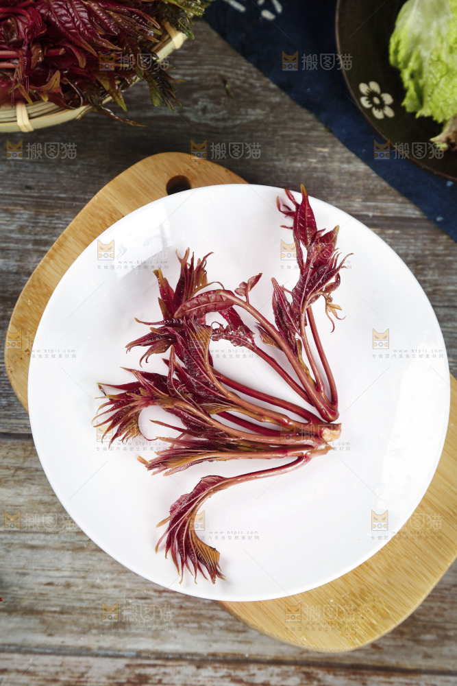盘子里的香椿芽