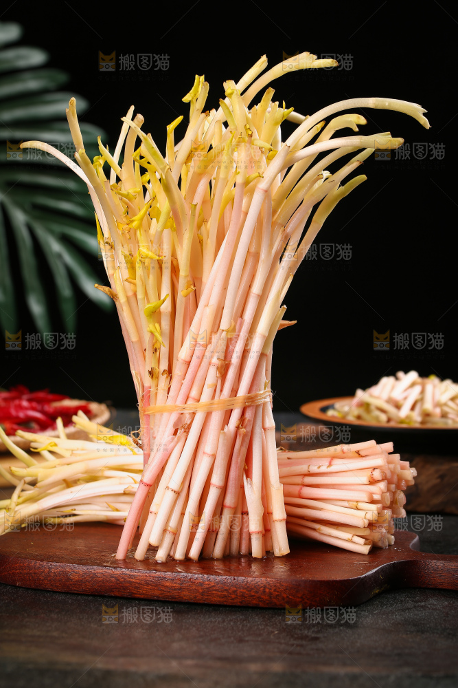 木板上放着鱼腥草嫩芽