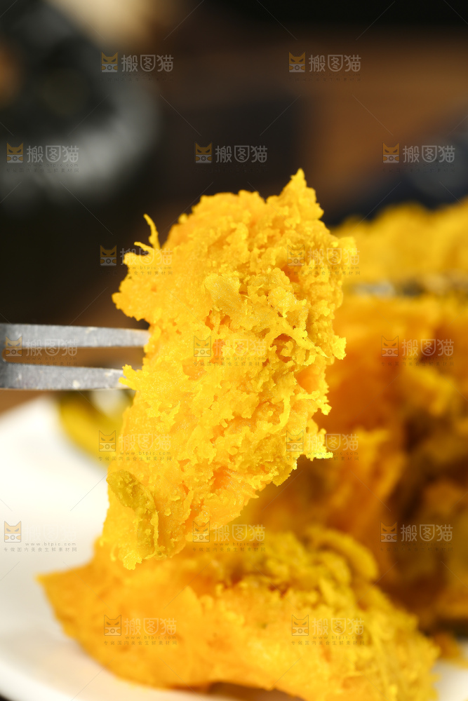 叉子上插着南瓜果肉