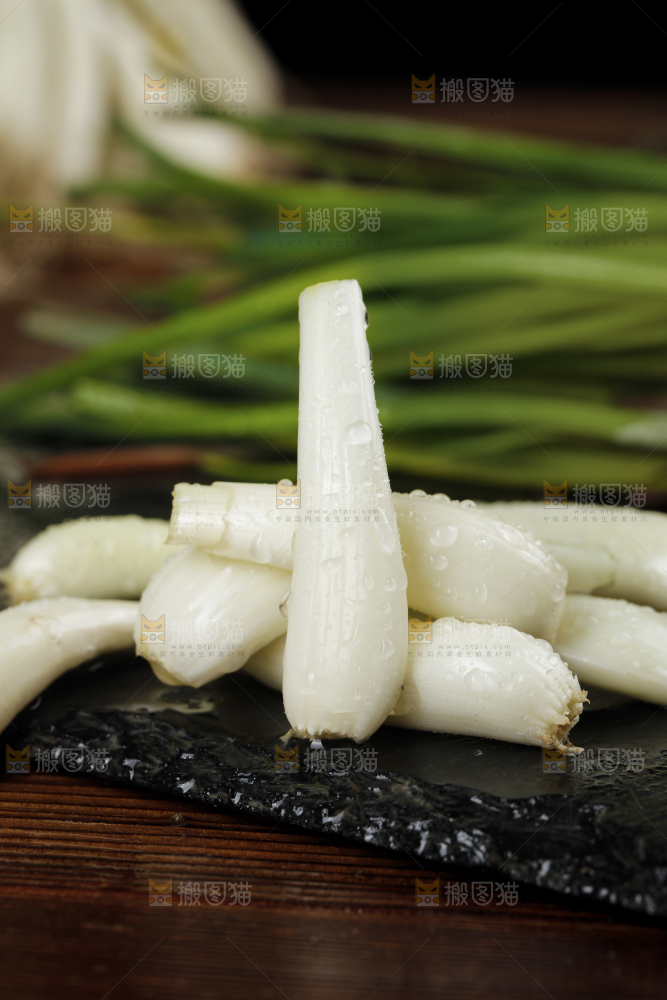 黑底上的新鲜藠头