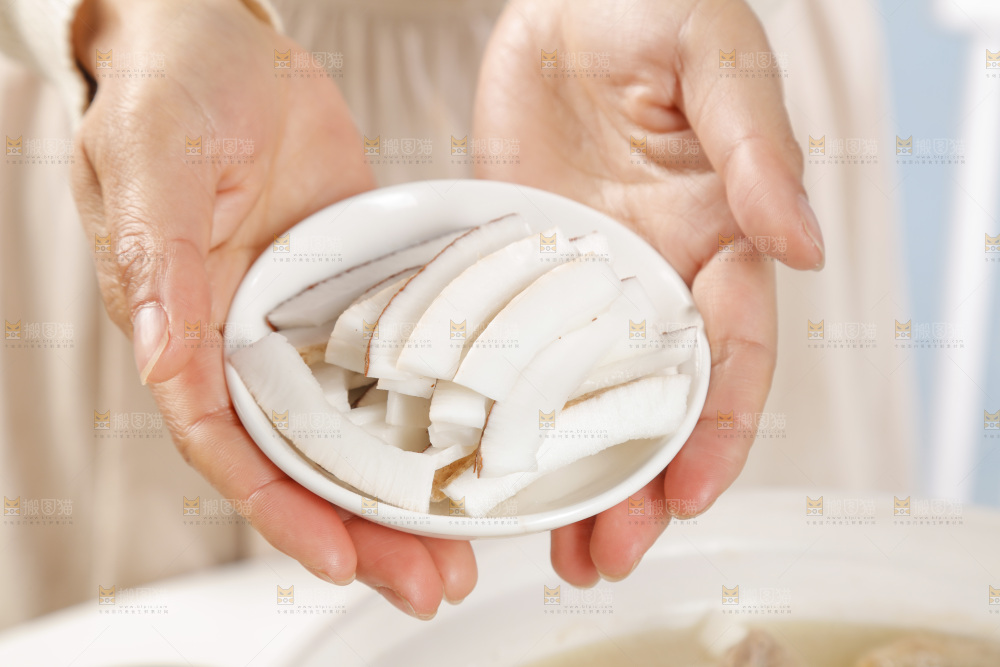 手里端着一碟椰肉