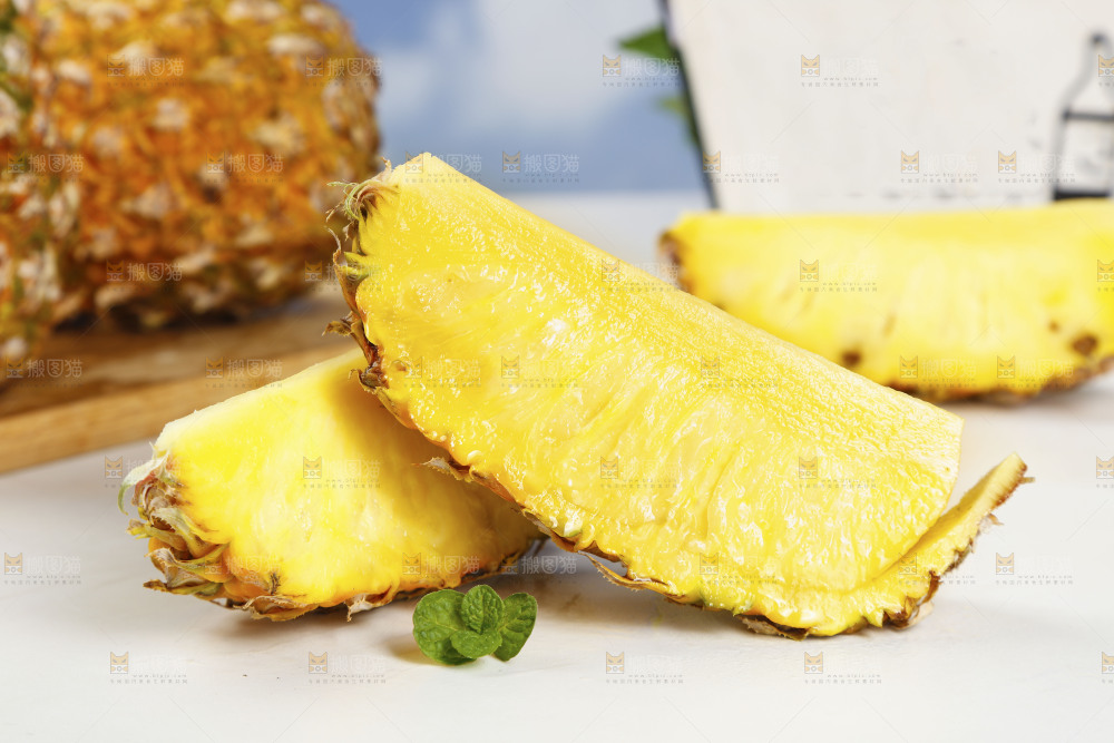 白底上的菠萝
