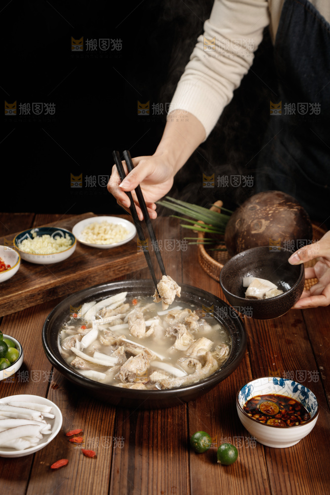 筷子上夹着鸡肉