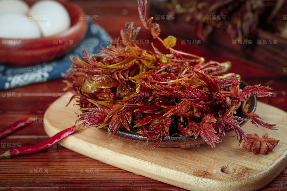 一盘红油香椿芽